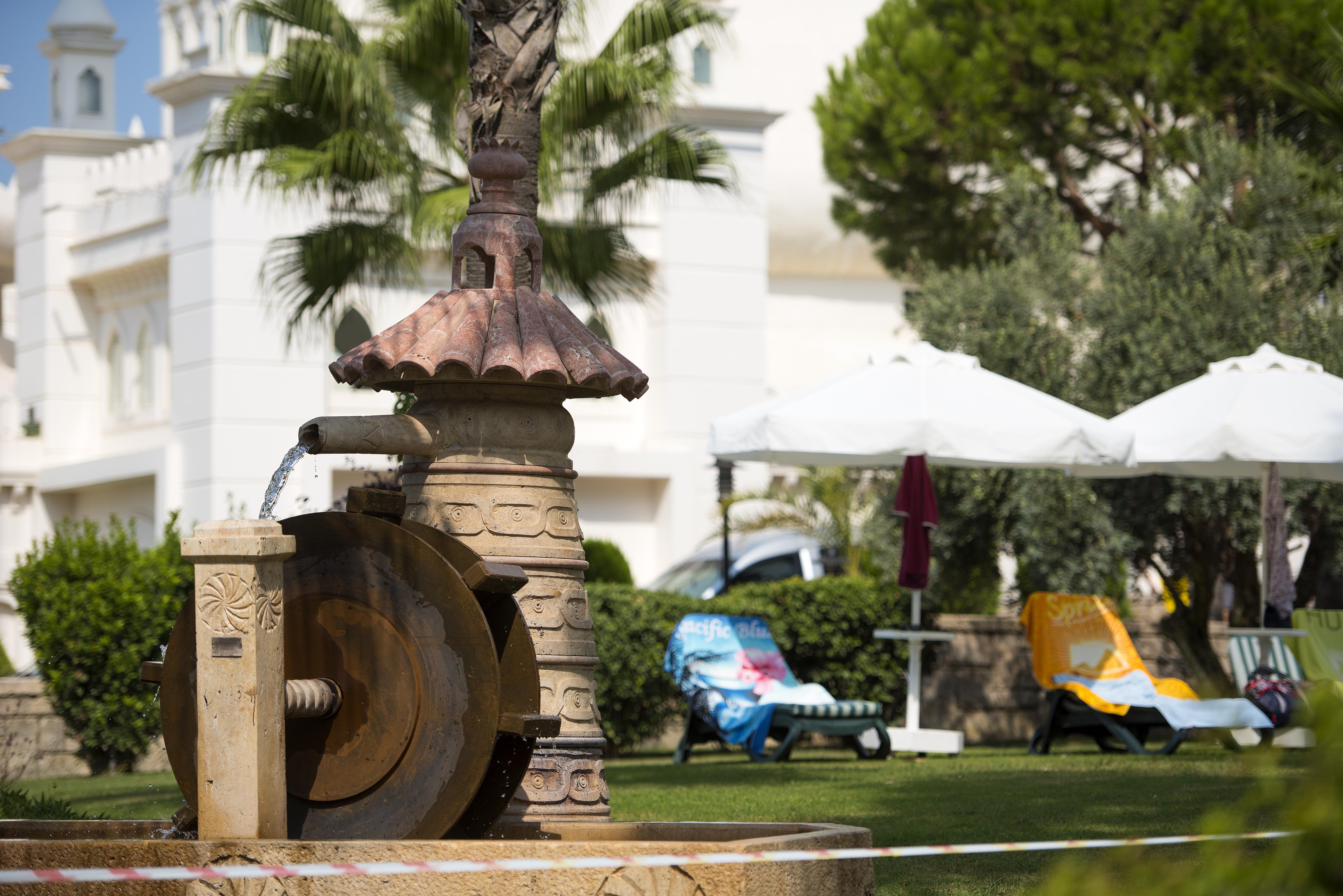 Sentido Kamelya Fulya Hotel & Aqua Colakli Εξωτερικό φωτογραφία Fountain in the garden of the hotel
